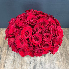 Lade das Bild in den Galerie-Viewer, French Pavé 50 Red Roses
